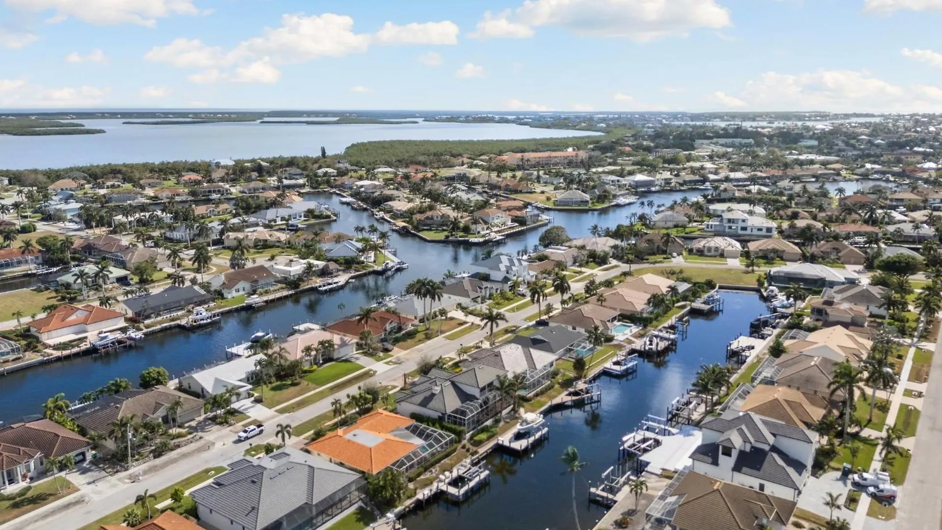 Unique 5 Bed Waterfront Woodbine Ct With Private Pool Holiday home
