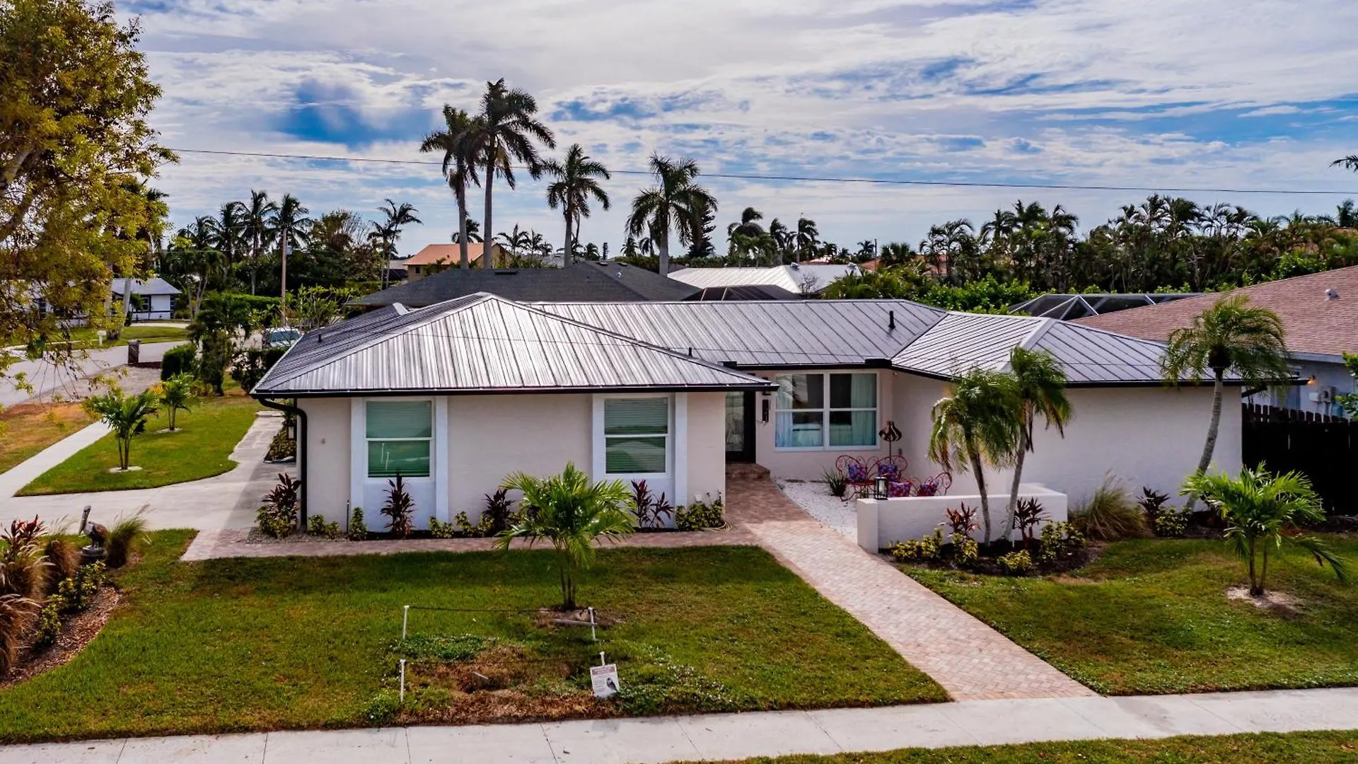 New Listing I Stunning 4 Bed I Heated Pool & Hot Tub Marco Island