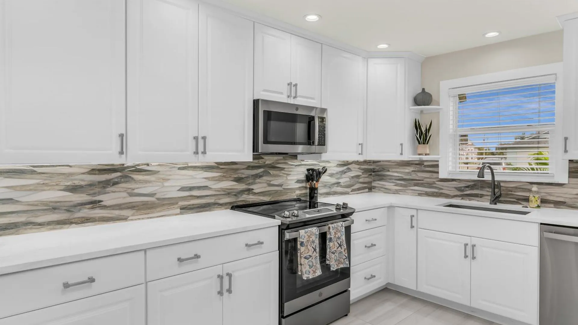 New Listing I Stunning 4 Bed I Heated Pool & Hot Tub * Marco Island