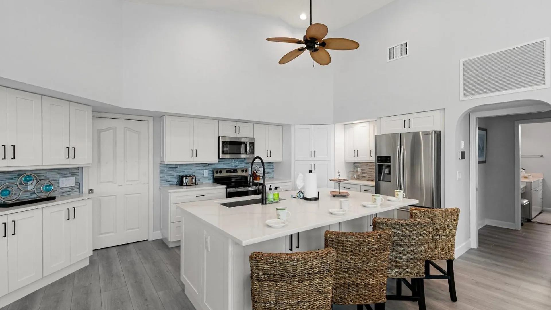 Holiday home New 2024 Renovation! Gorgeous Island Oasis With Sw Exposure On
