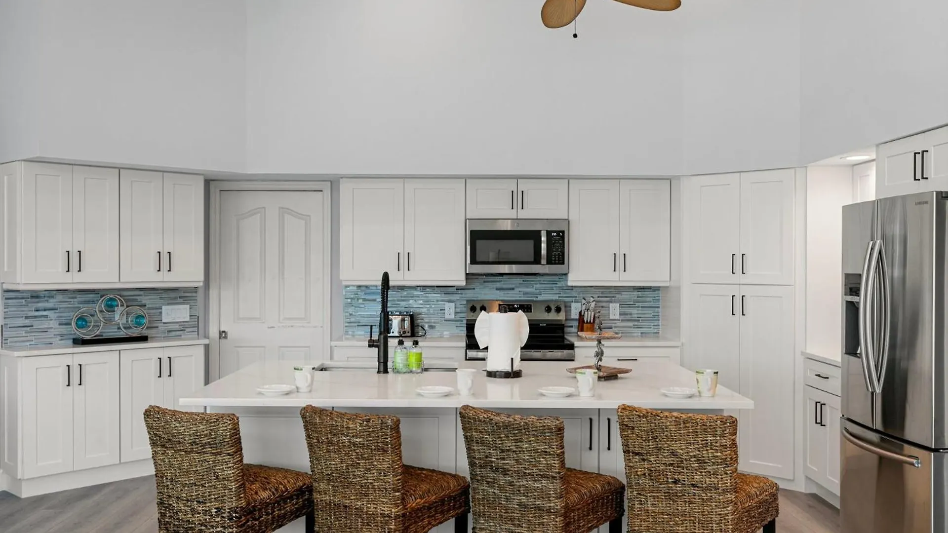 New 2024 Renovation! Gorgeous Island Oasis With Sw Exposure On Marco Island