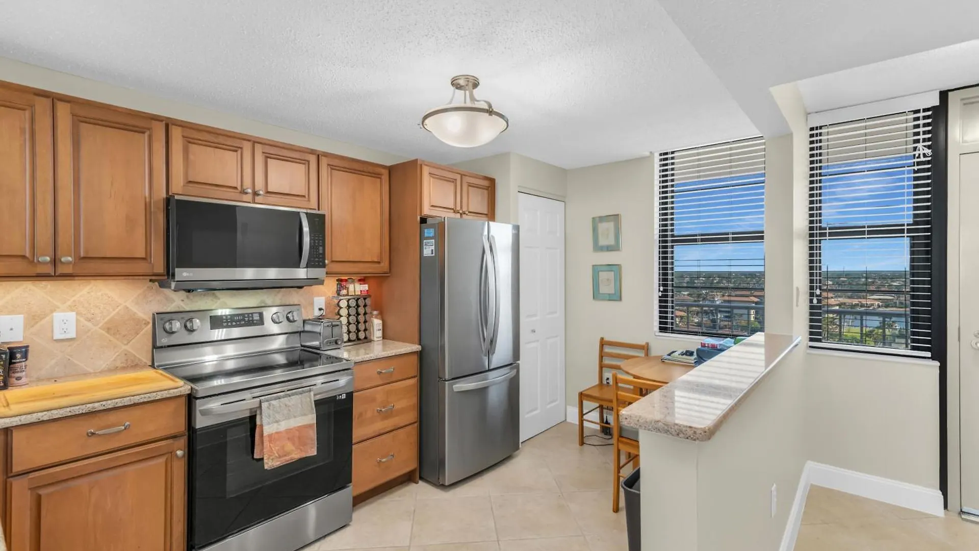 Beachfront 2 Bed 12th Floor I Updated Holiday home *