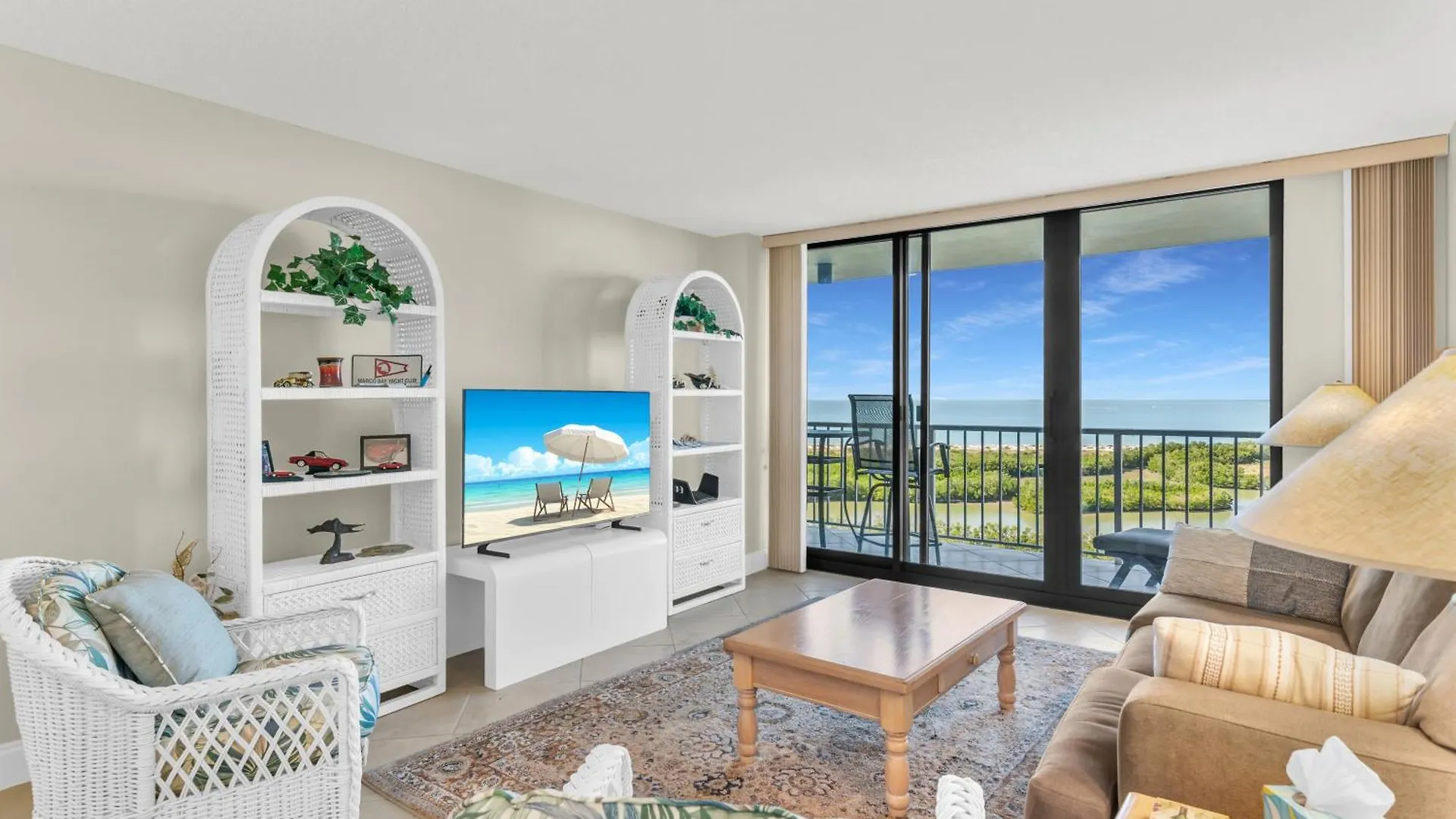 Beachfront 2 Bed 12th Floor I Updated Holiday home *