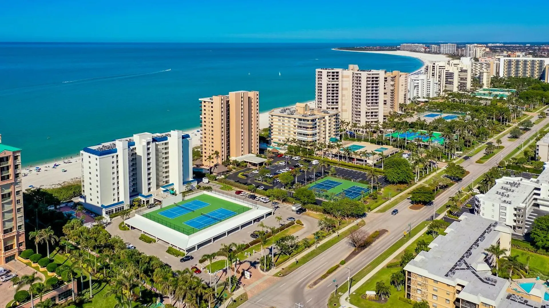 Steps Away From The Soft, White, Sandy Beaches Of Beautiful Marco Island!! Holiday home