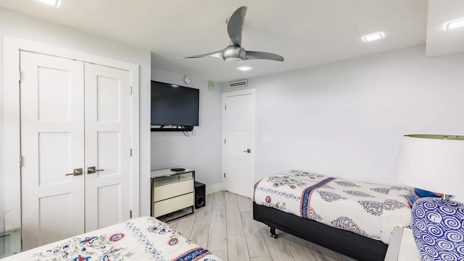 2 Bedroom By The - Splendid Ocean View *