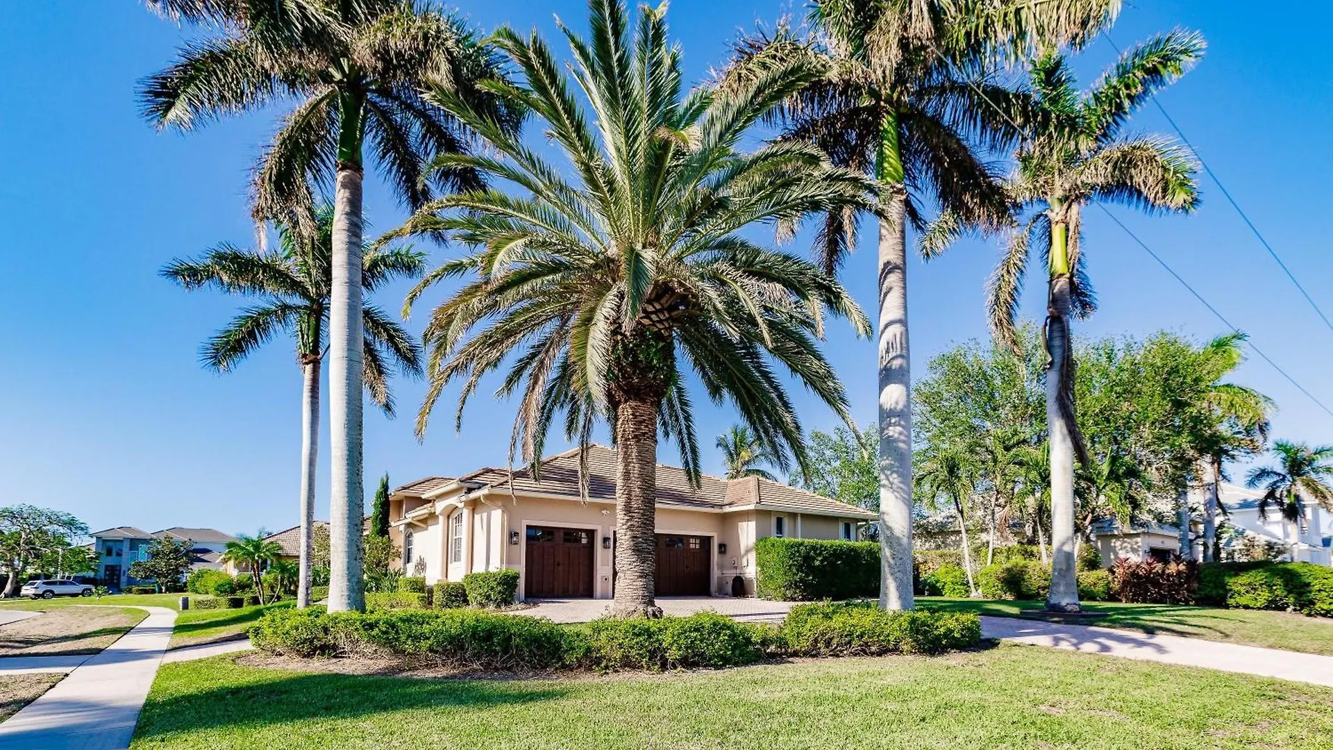 Vibrant 4br L Pool L Jacuzzi L Game Holiday home