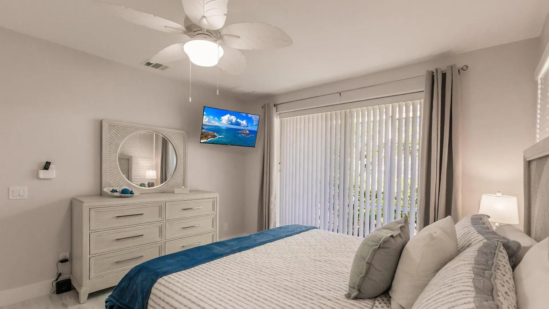 Holiday home Vibrant 4br L Pool L Jacuzzi L Game