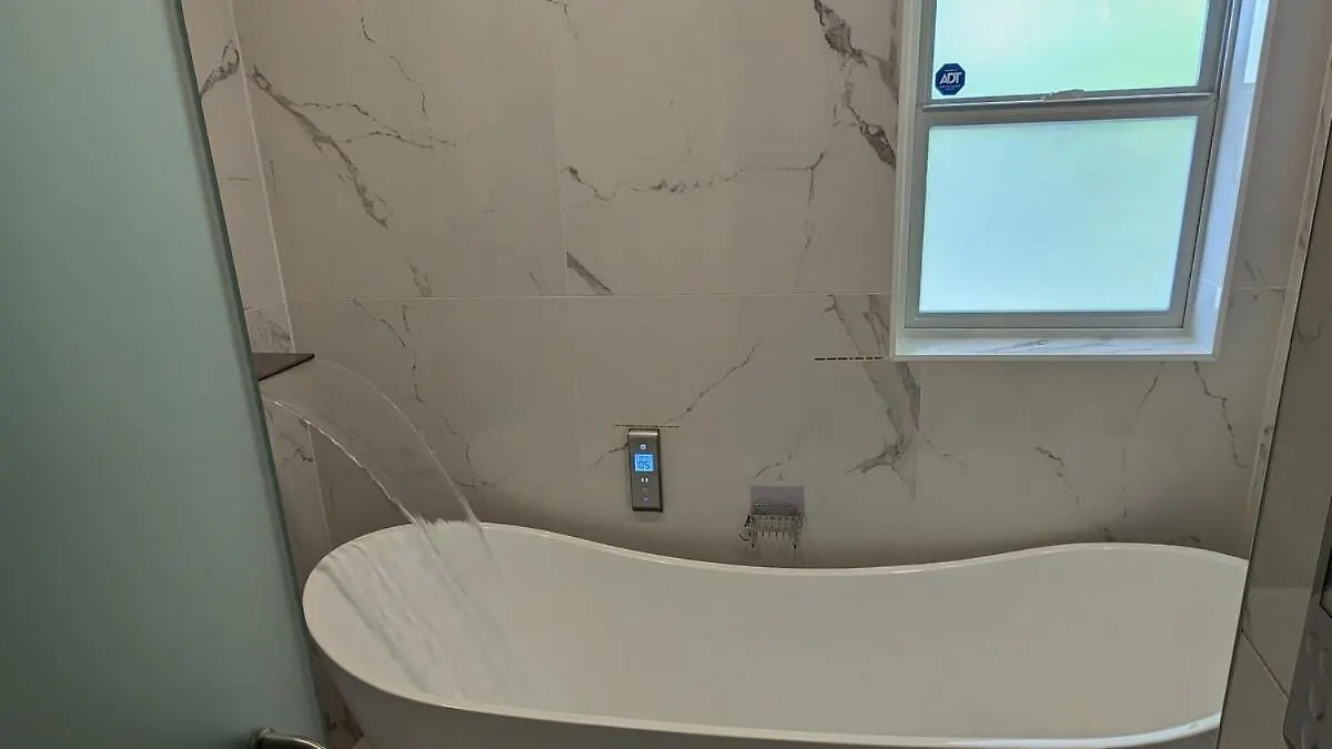 Big Pool, 10 Minute Walk To Beach, Luxurious Bath
