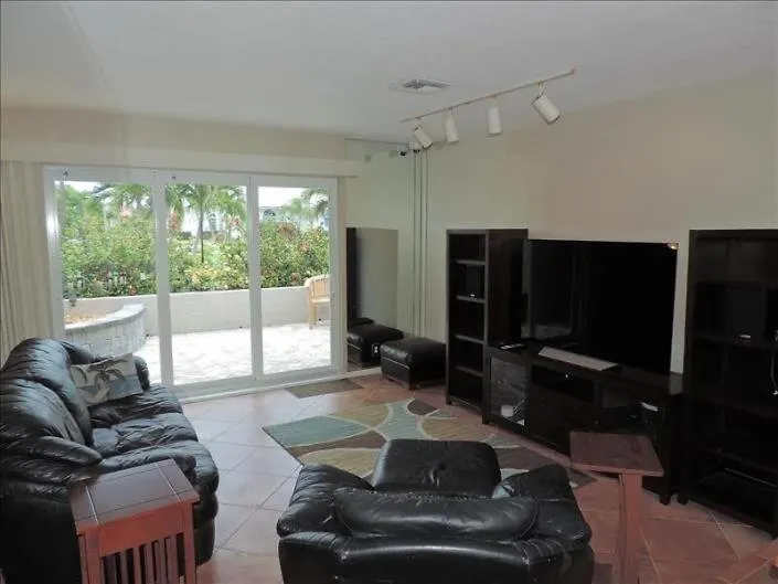 Big Pool, 10 Minute Walk To Beach, Luxurious Bath Holiday home Marco Island