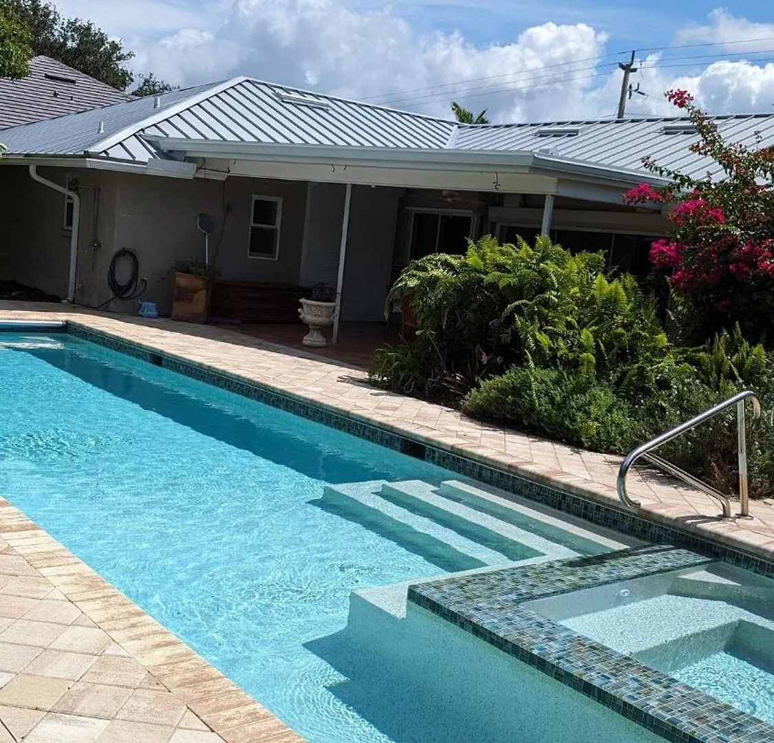 Big Pool, 10 Minute Walk To Beach, Luxurious Bath Holiday home Marco Island