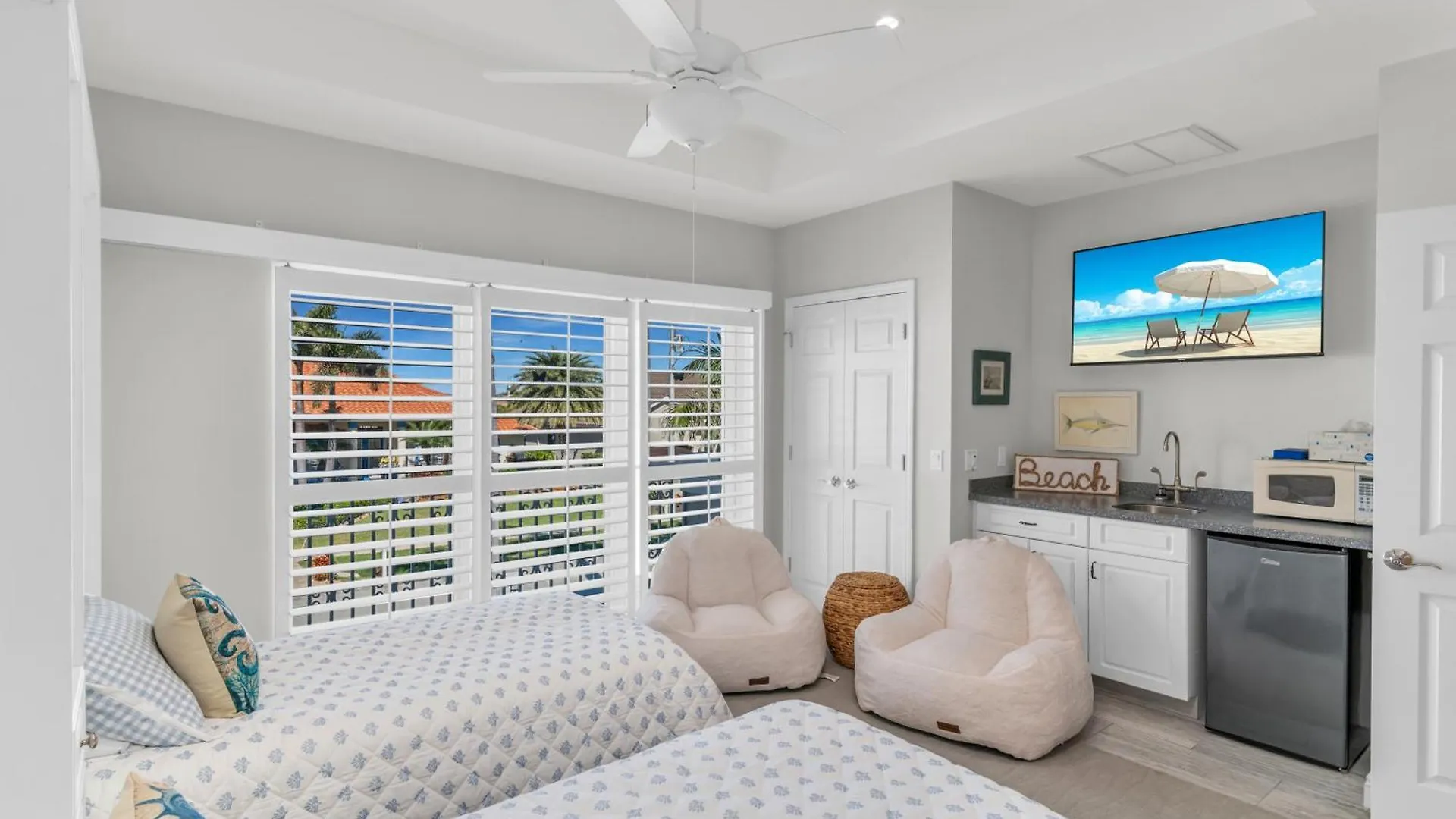 Charming 4 Bed Waterfront Escape W/ Pool And Dock Holiday home *
