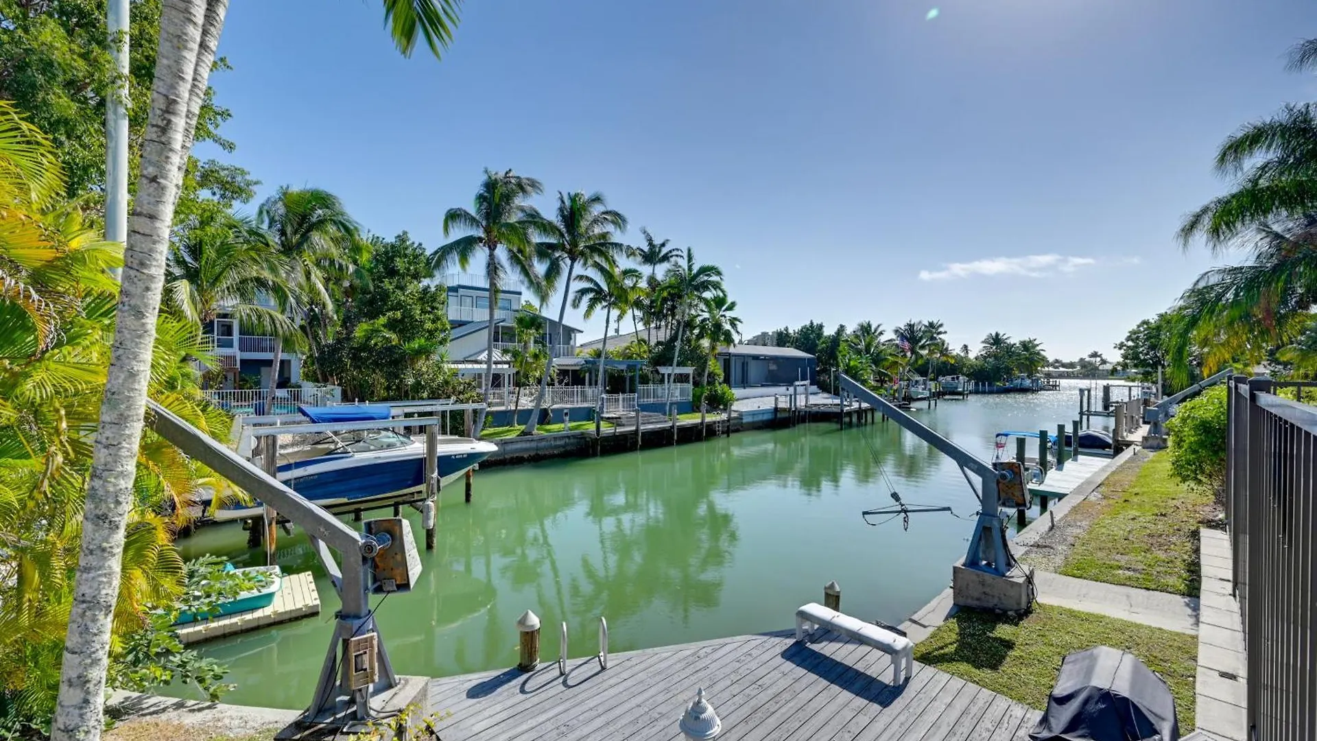 Sunny Gem With Shared Pool And Dock!