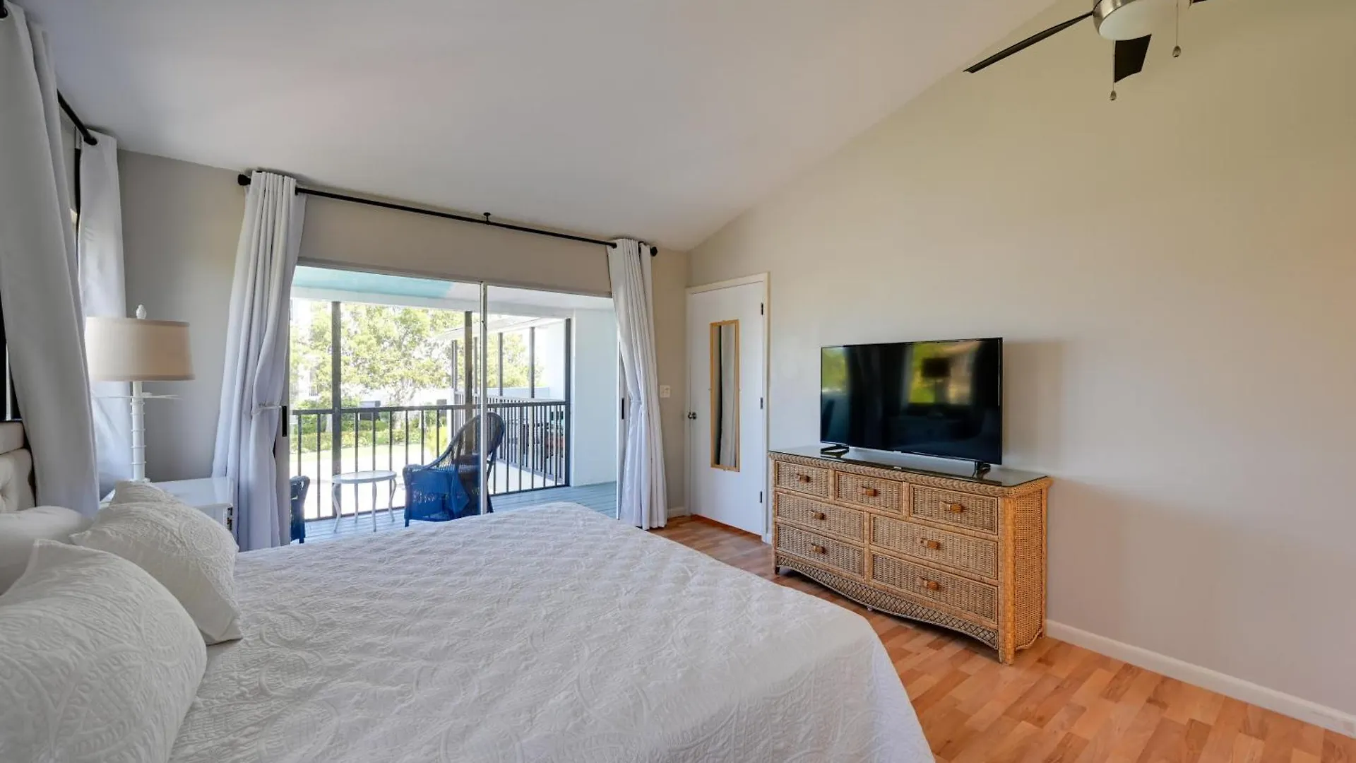 Sunny Gem With Shared Pool And Dock!