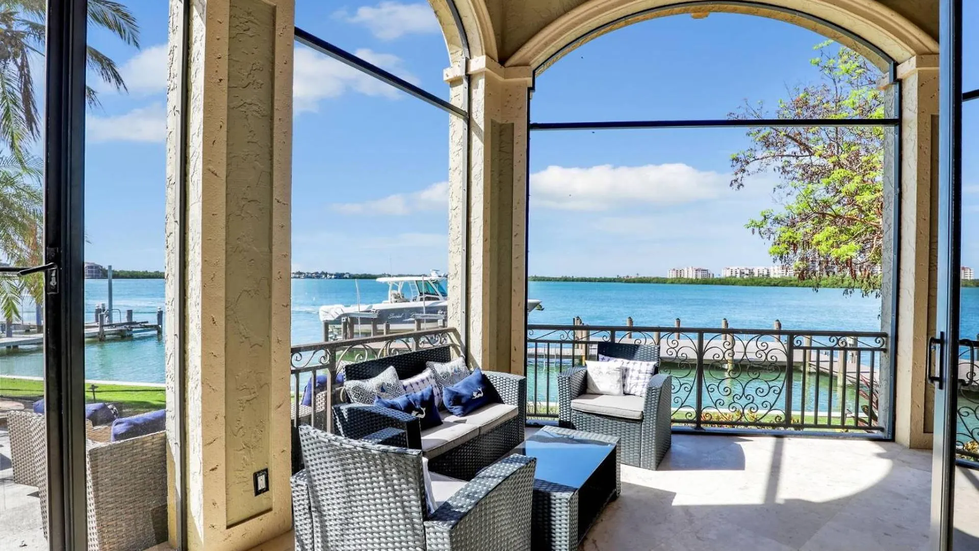 Delphino Marco Island
