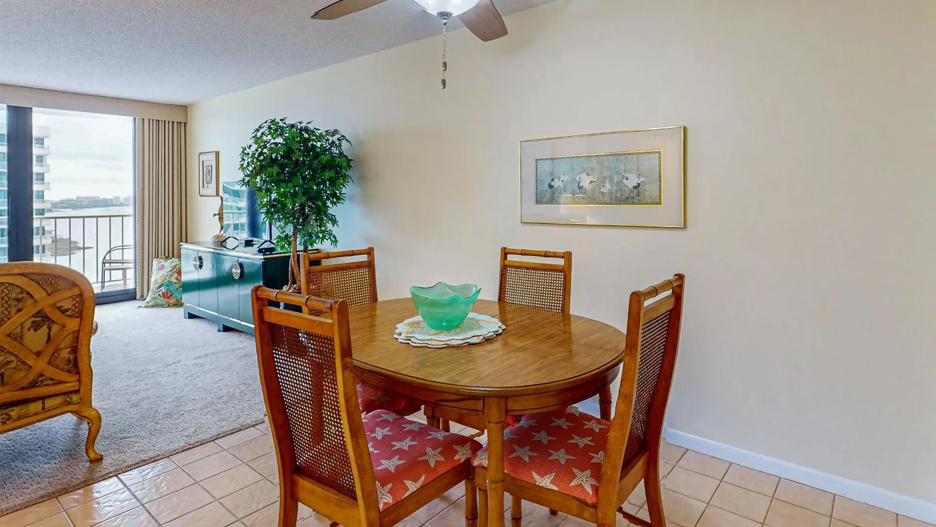 Seaview Court Apartment *