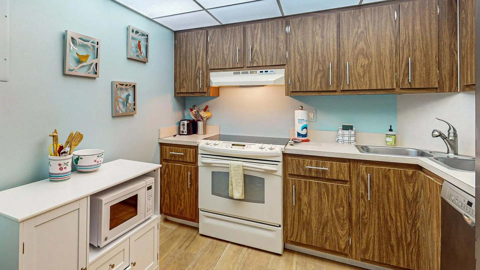 Seaview Court Apartment *