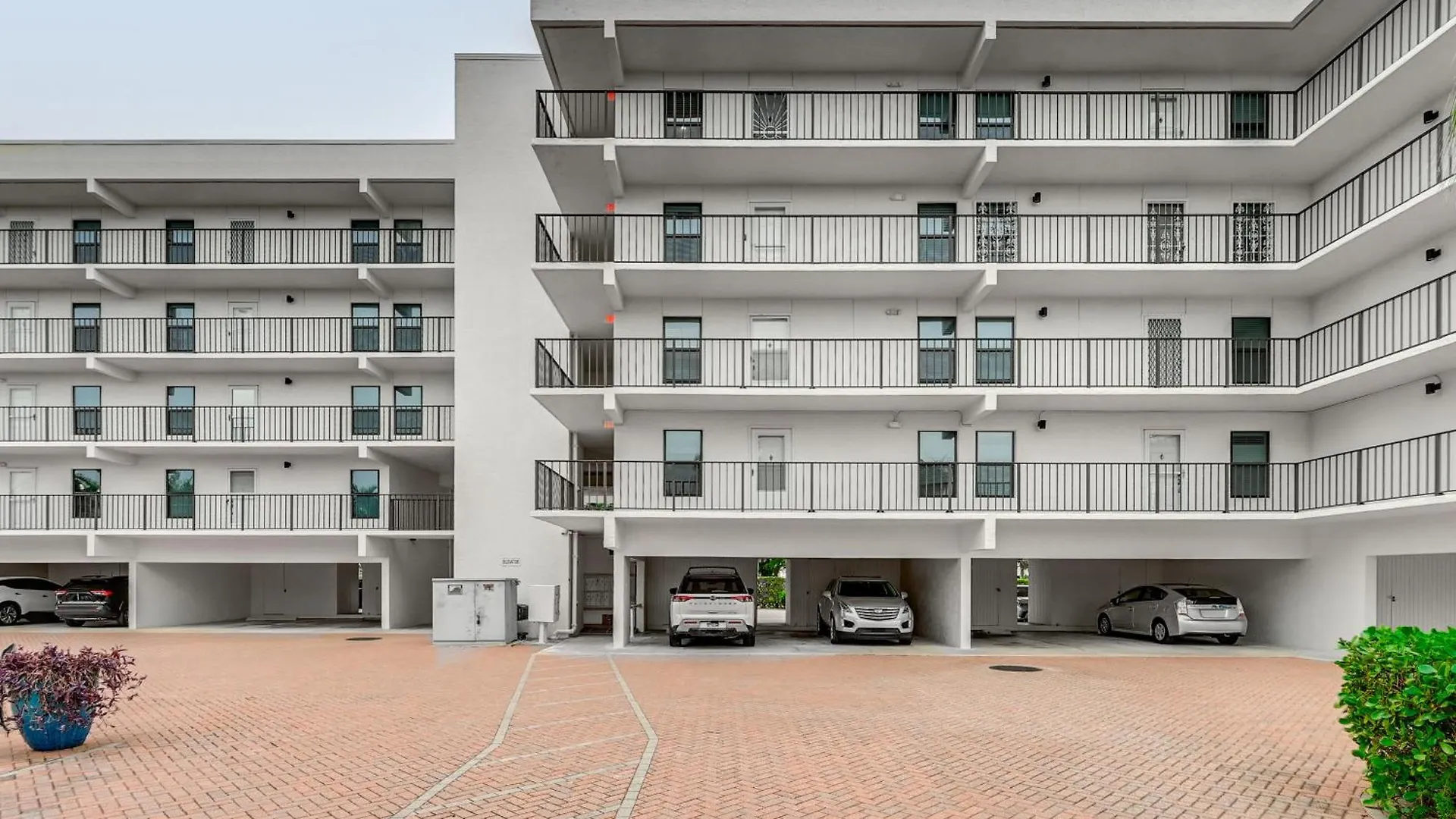 Beachy With Amenities! *