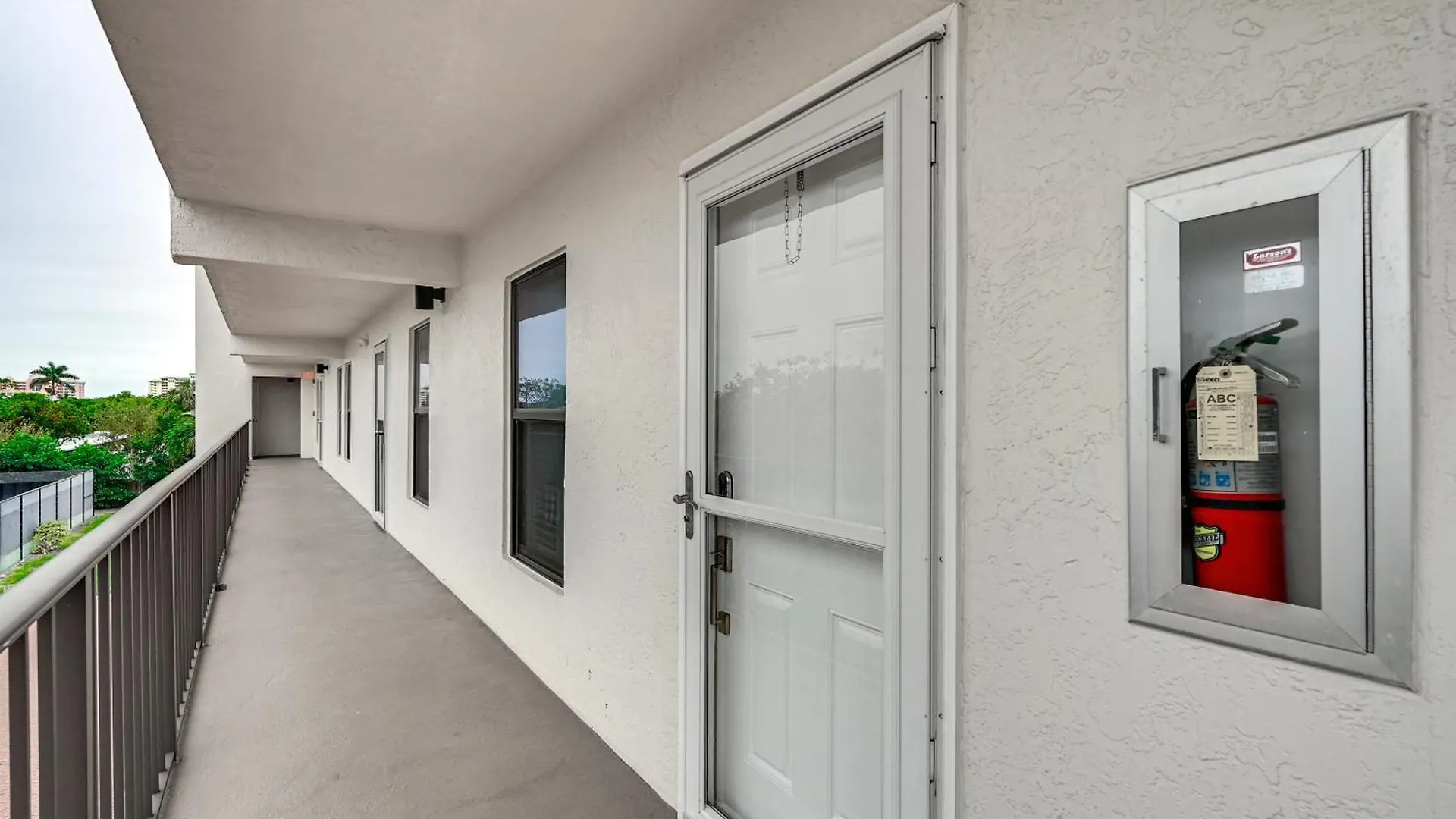 Beachy With Amenities! Marco Island