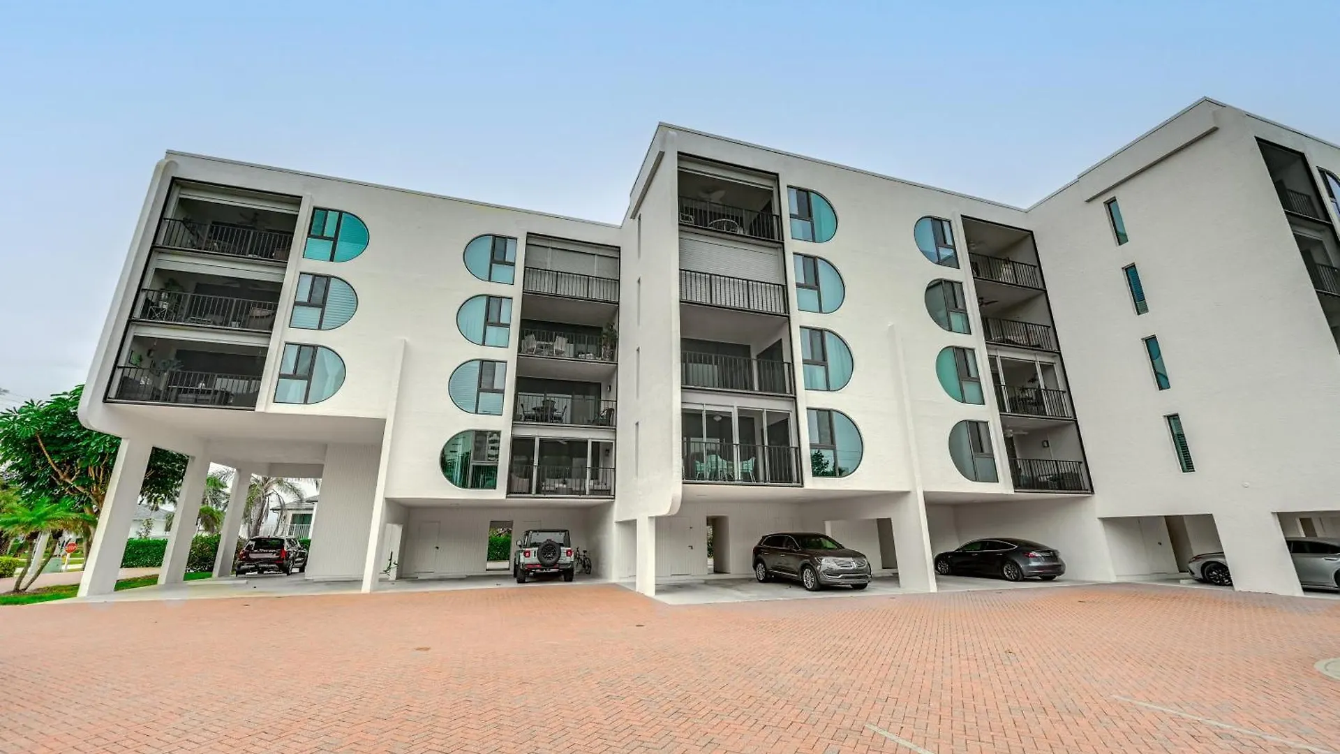 Beachy With Amenities!