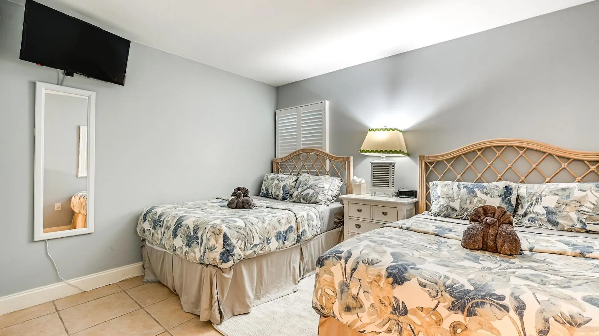 Beachy With Amenities! * Marco Island