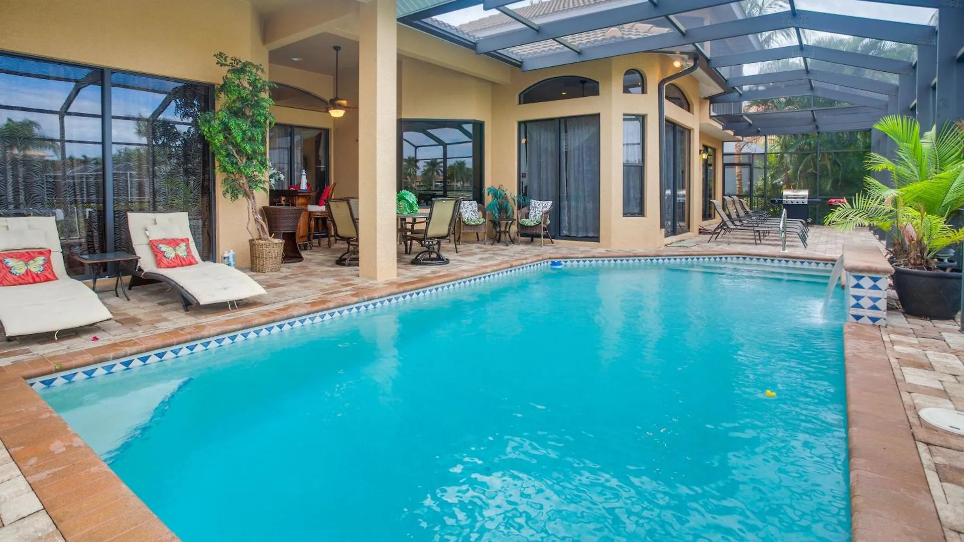 Upscale With Outdoor Bar And Pool! Marco Island