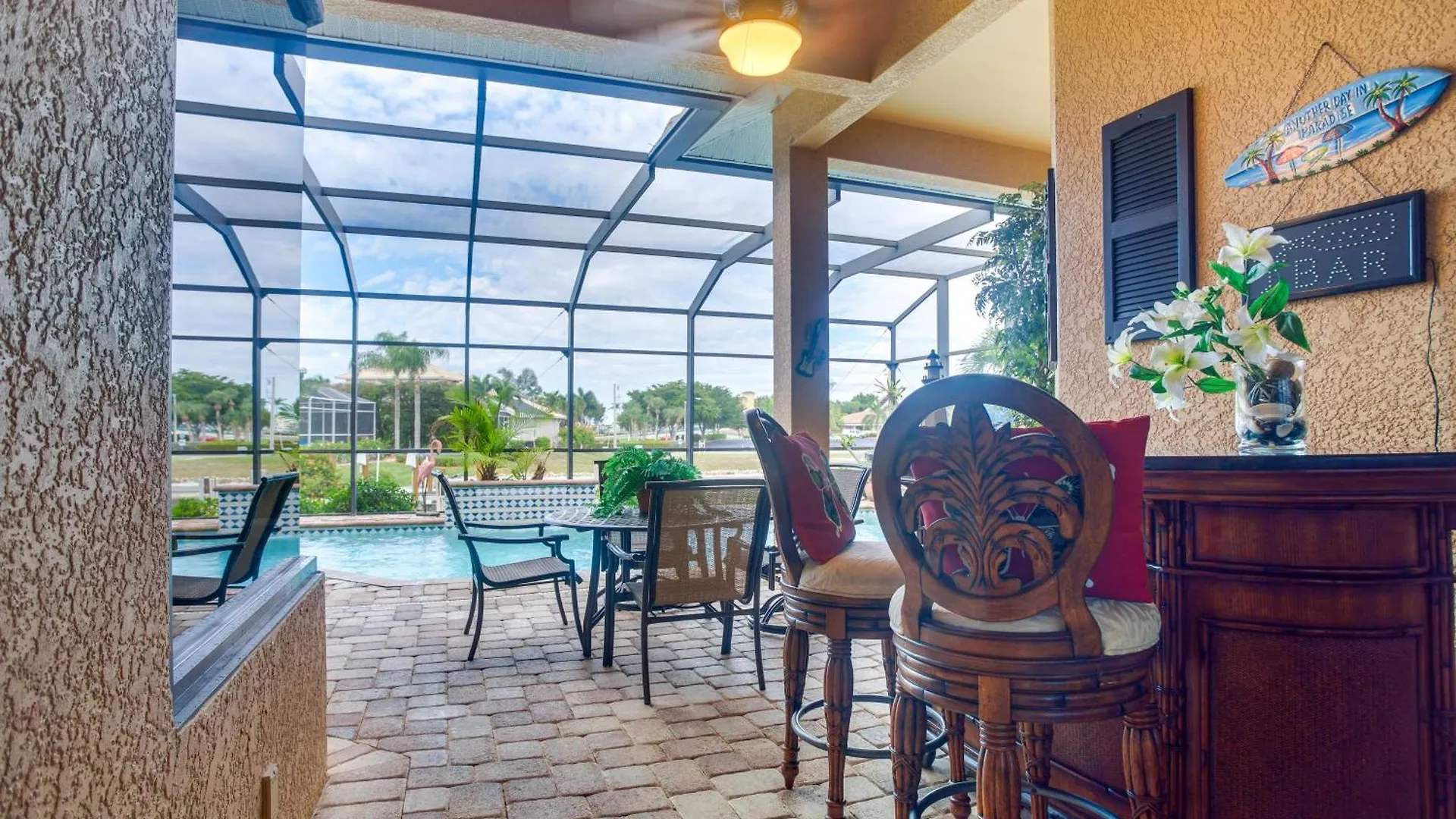Upscale With Outdoor Bar And Pool! Villa