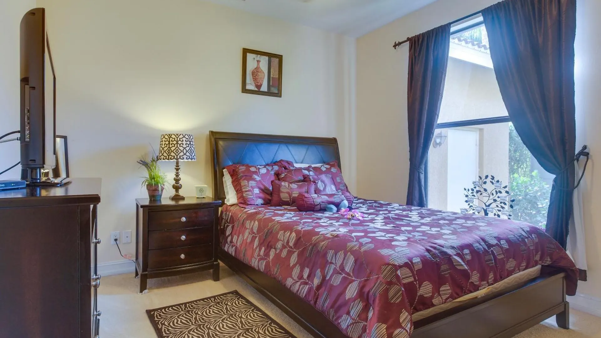 Upscale With Outdoor Bar And Pool! *