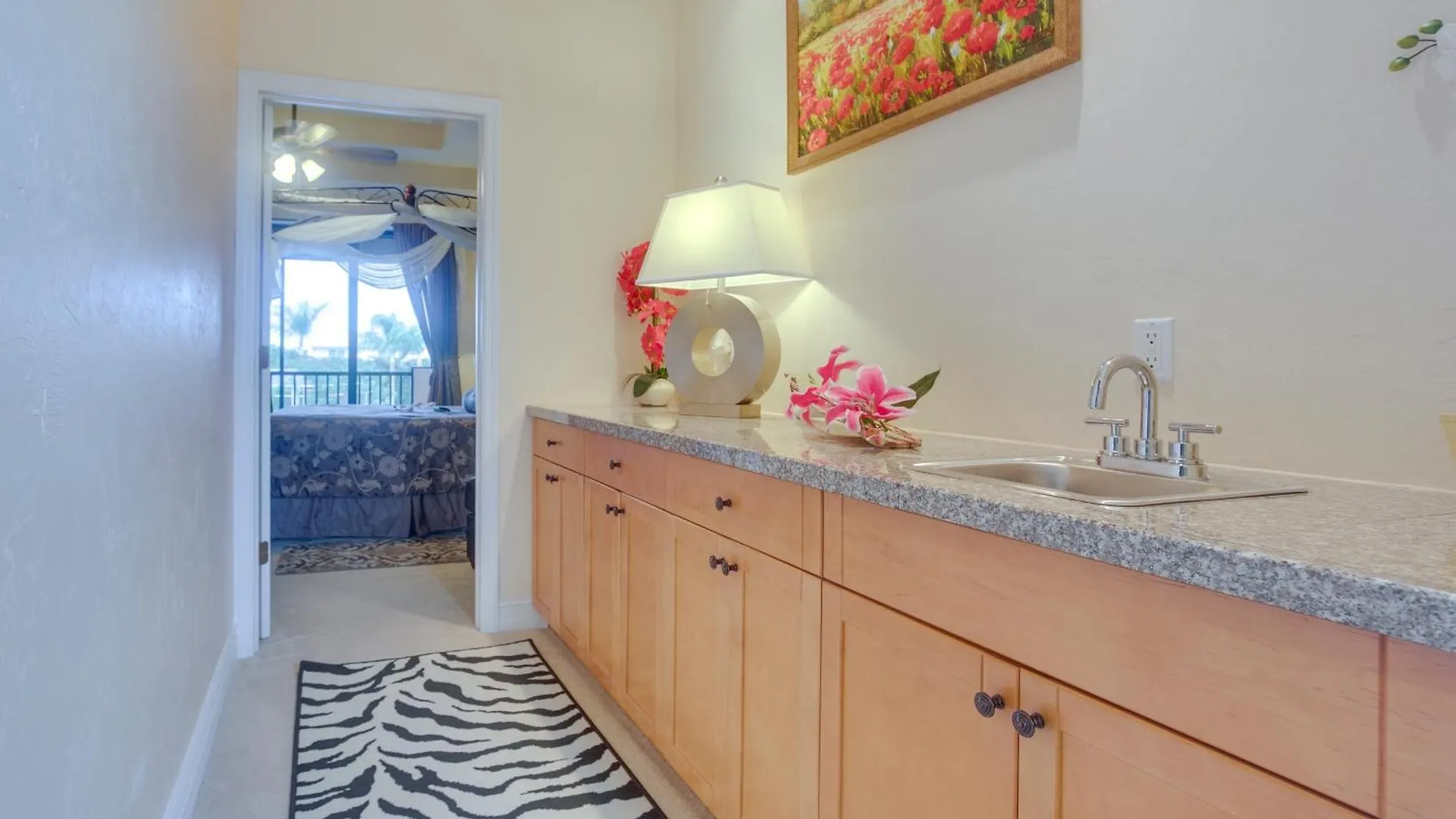 Upscale With Outdoor Bar And Pool! Marco Island