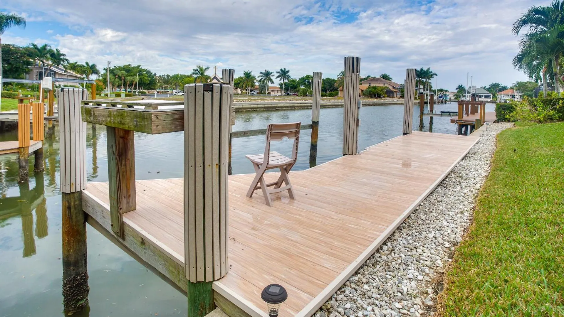 Upscale With Outdoor Bar And Pool! Villa
