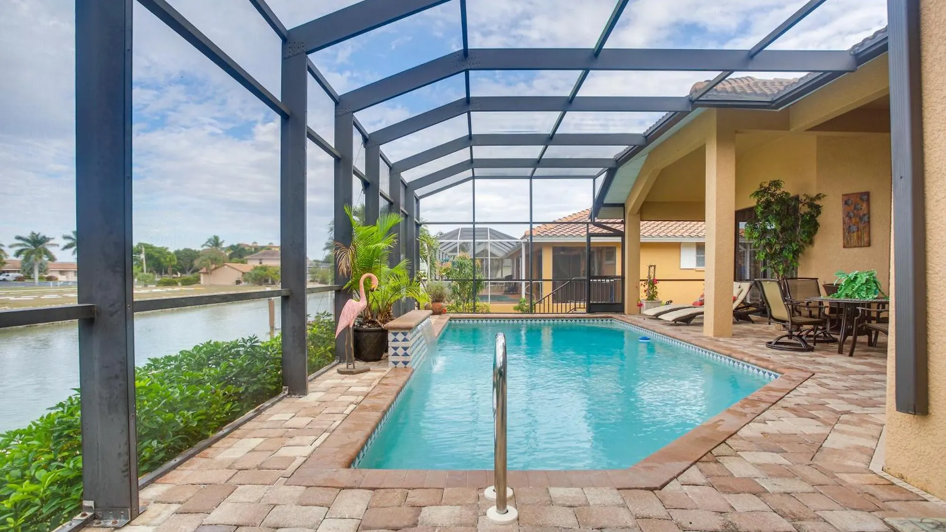 Villa Upscale With Outdoor Bar And Pool!