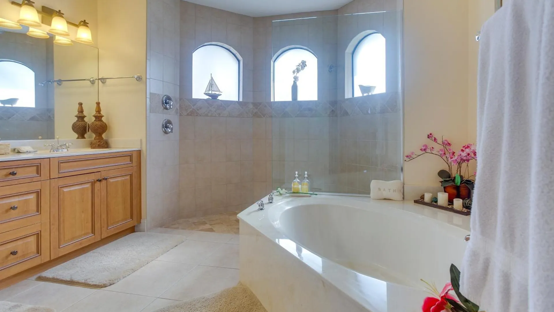 Upscale With Outdoor Bar And Pool! Villa Marco Island