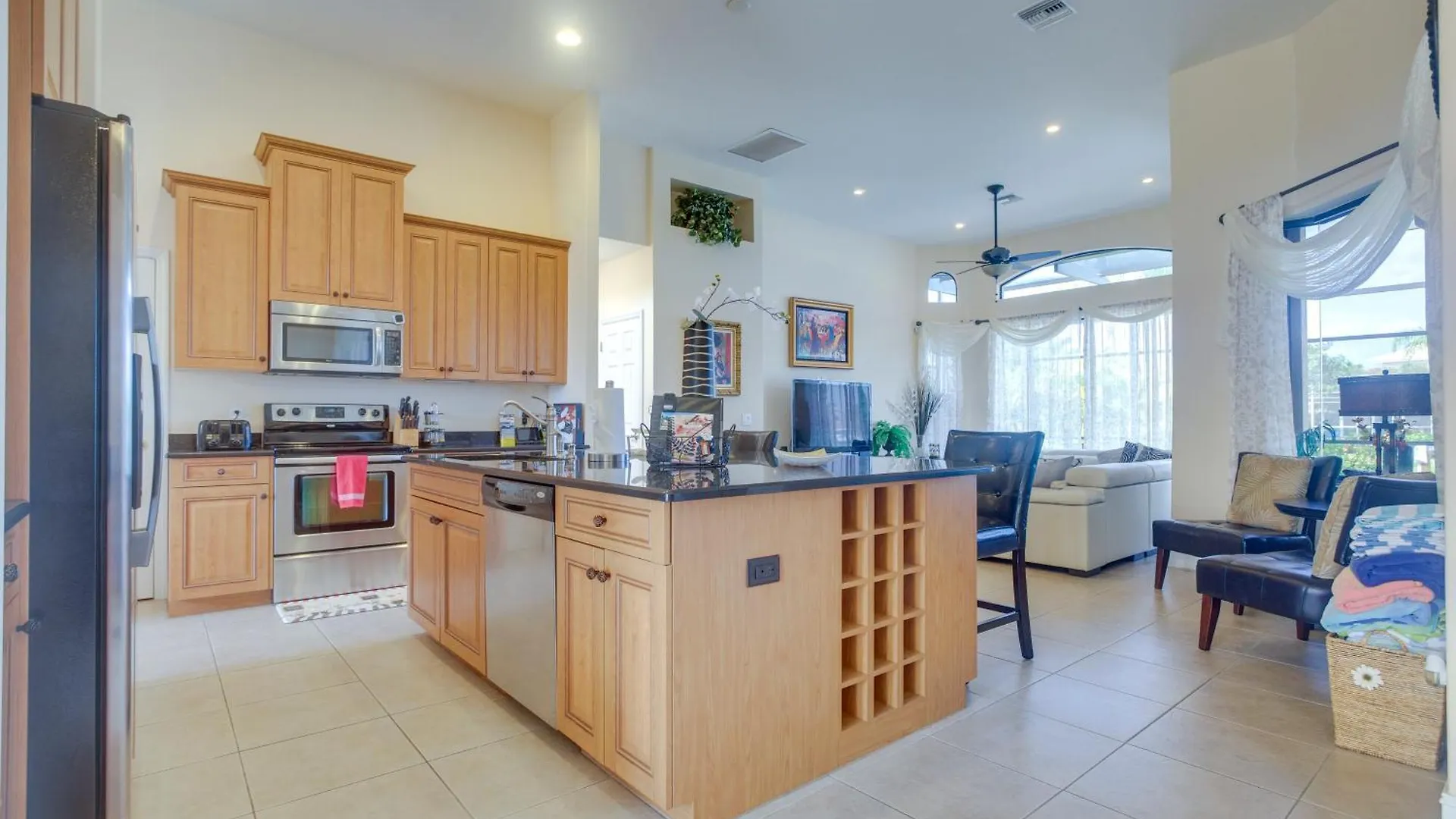 Upscale With Outdoor Bar And Pool! *