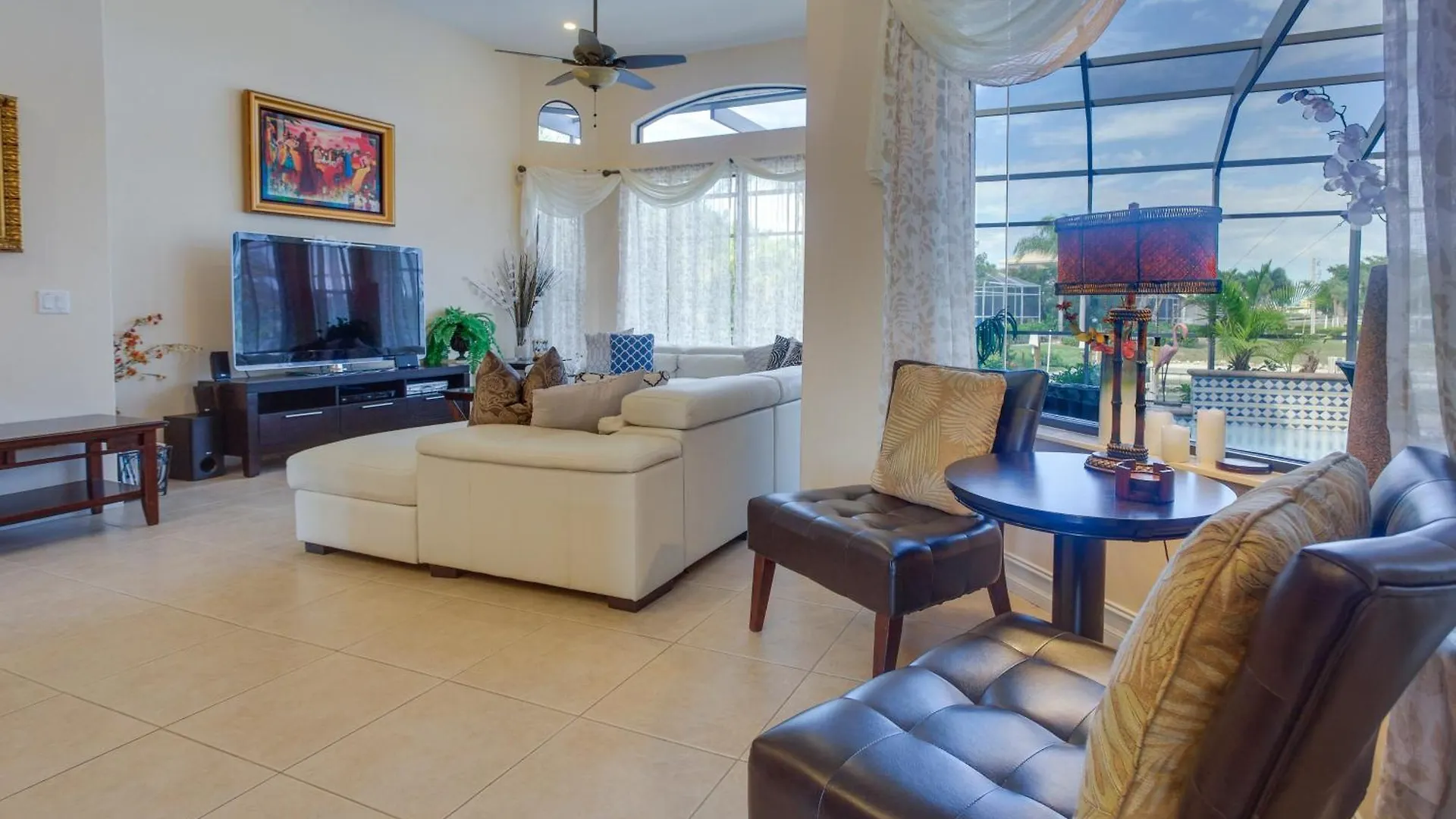 Upscale With Outdoor Bar And Pool!