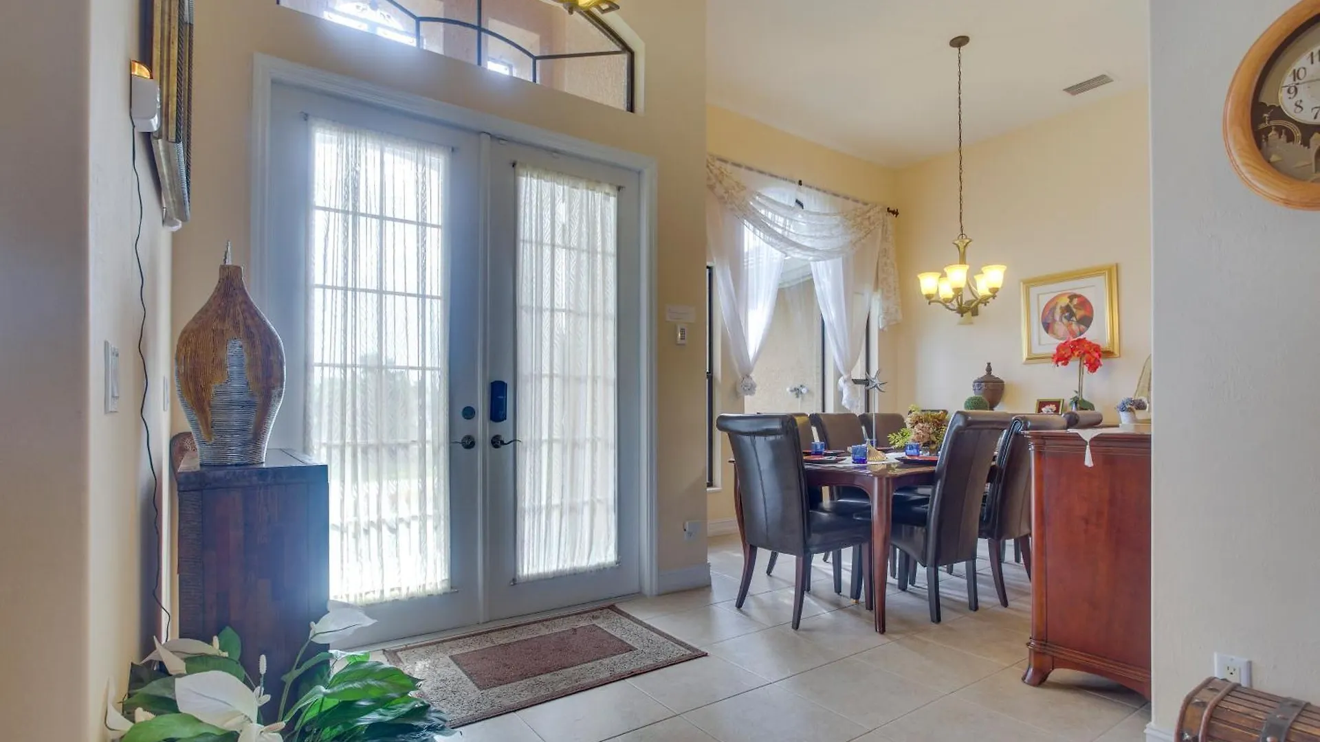 Upscale With Outdoor Bar And Pool! Villa