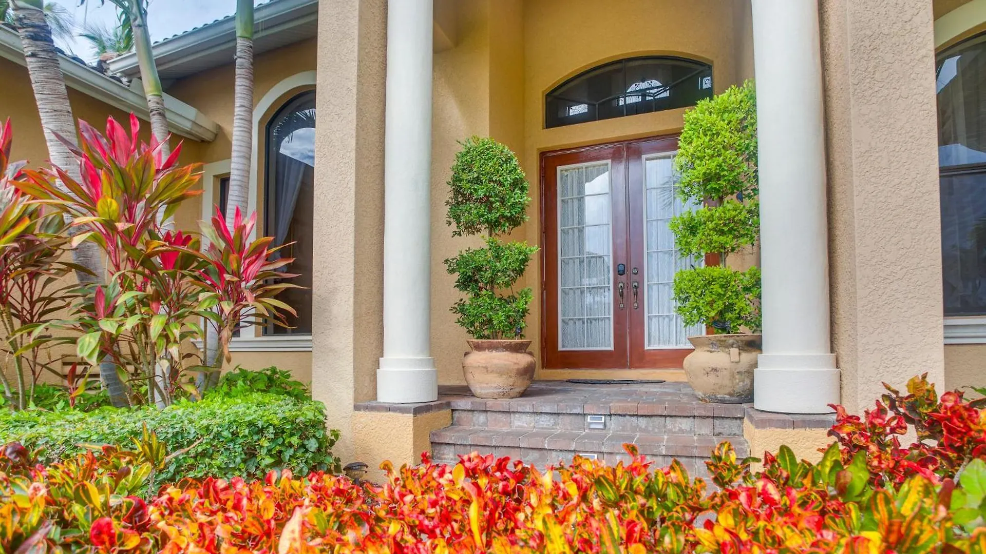 Upscale With Outdoor Bar And Pool! Marco Island