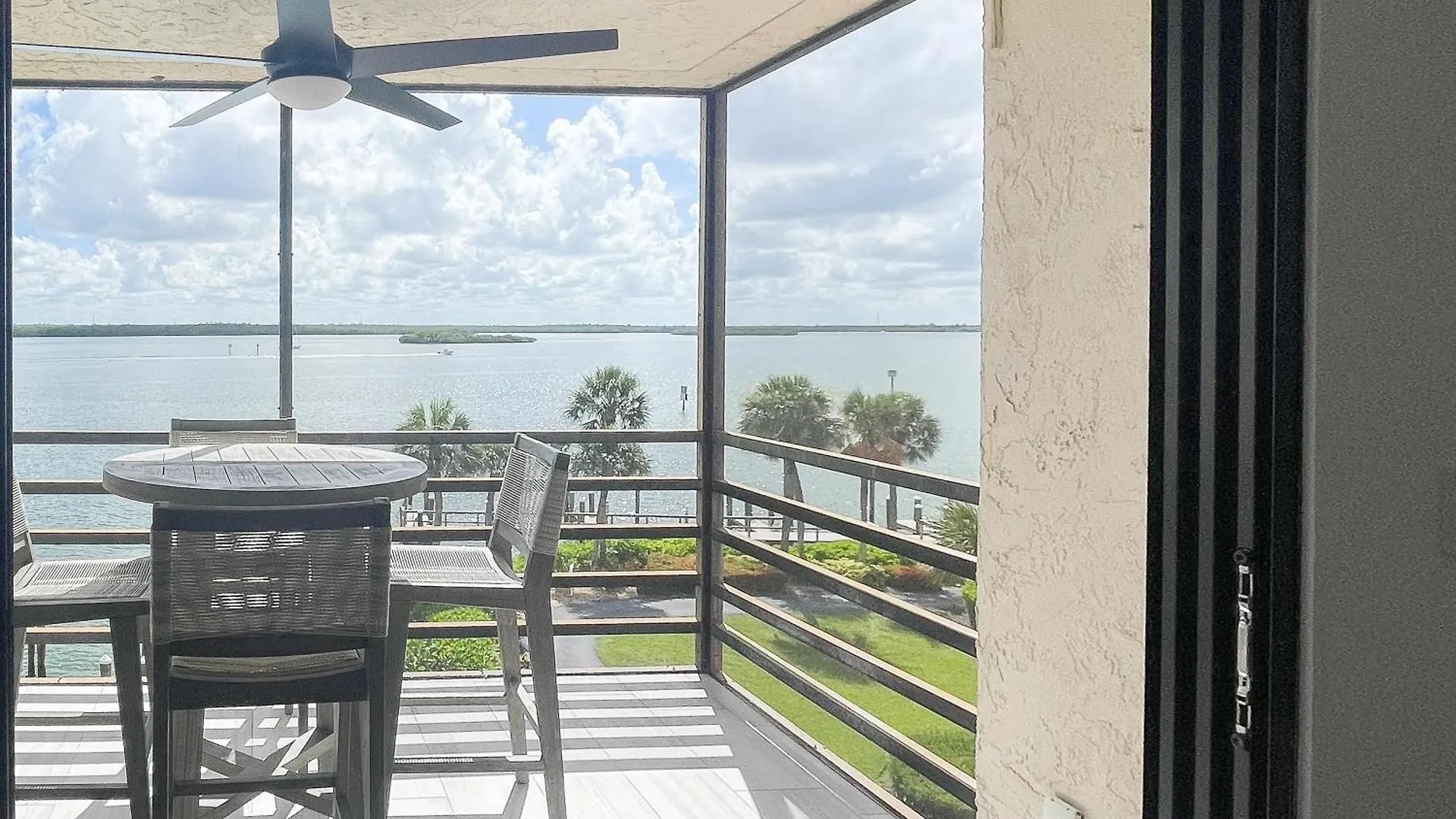 Sunny Days And Blissful Waves In Riverside Apartment *