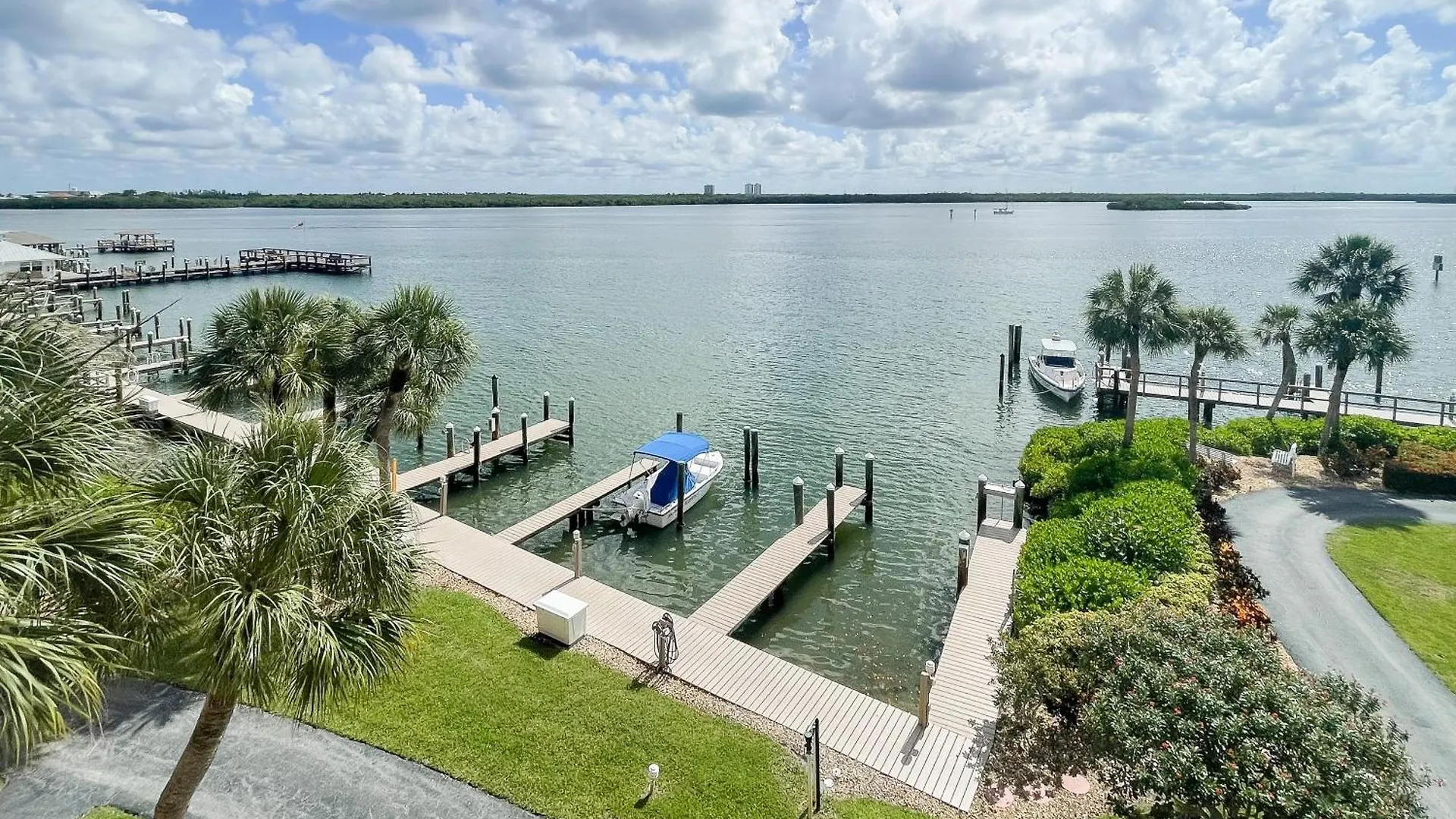 Sunny Days And Blissful Waves In Riverside Apartment