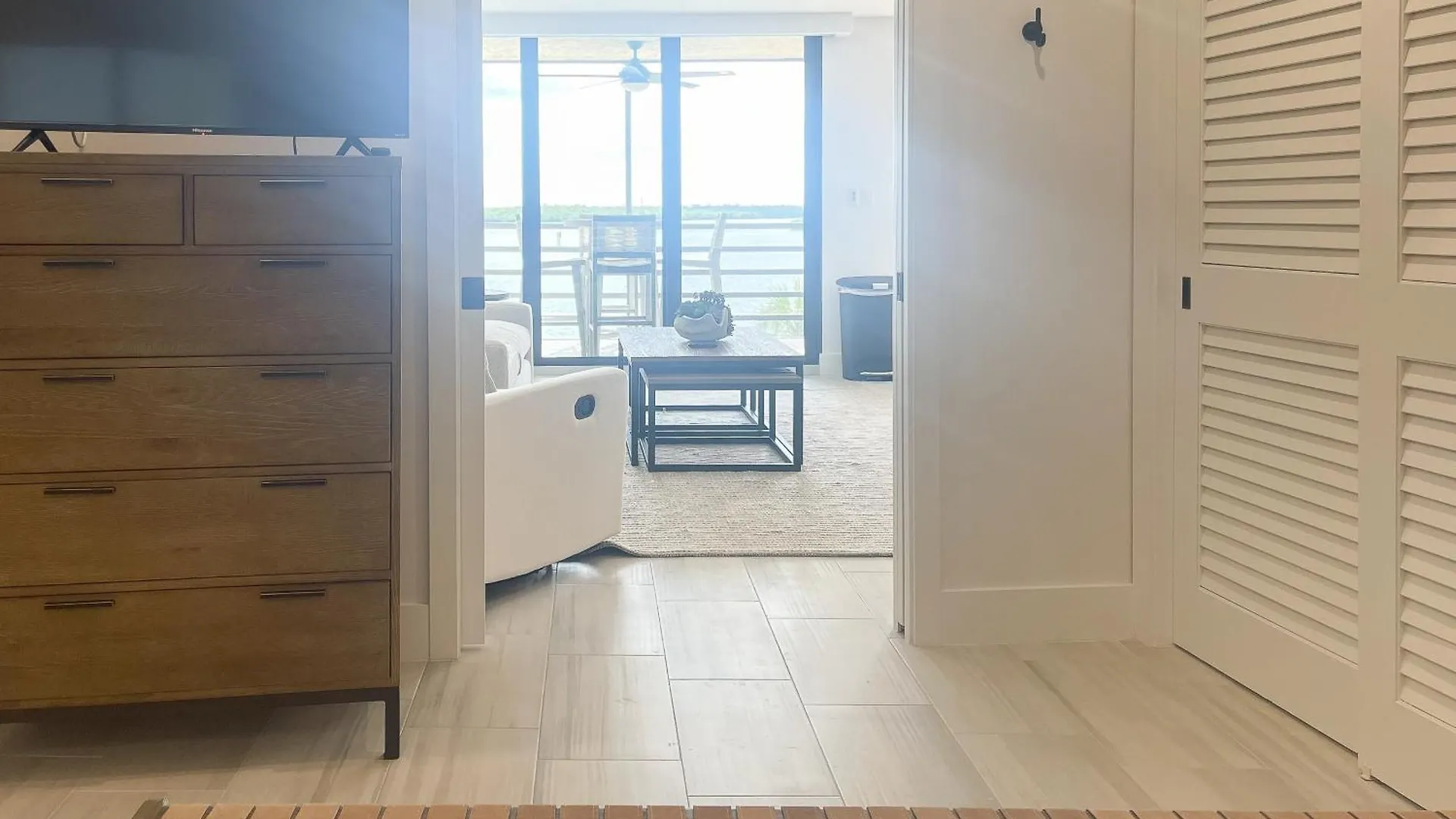 Apartment Sunny Days And Blissful Waves In Riverside *