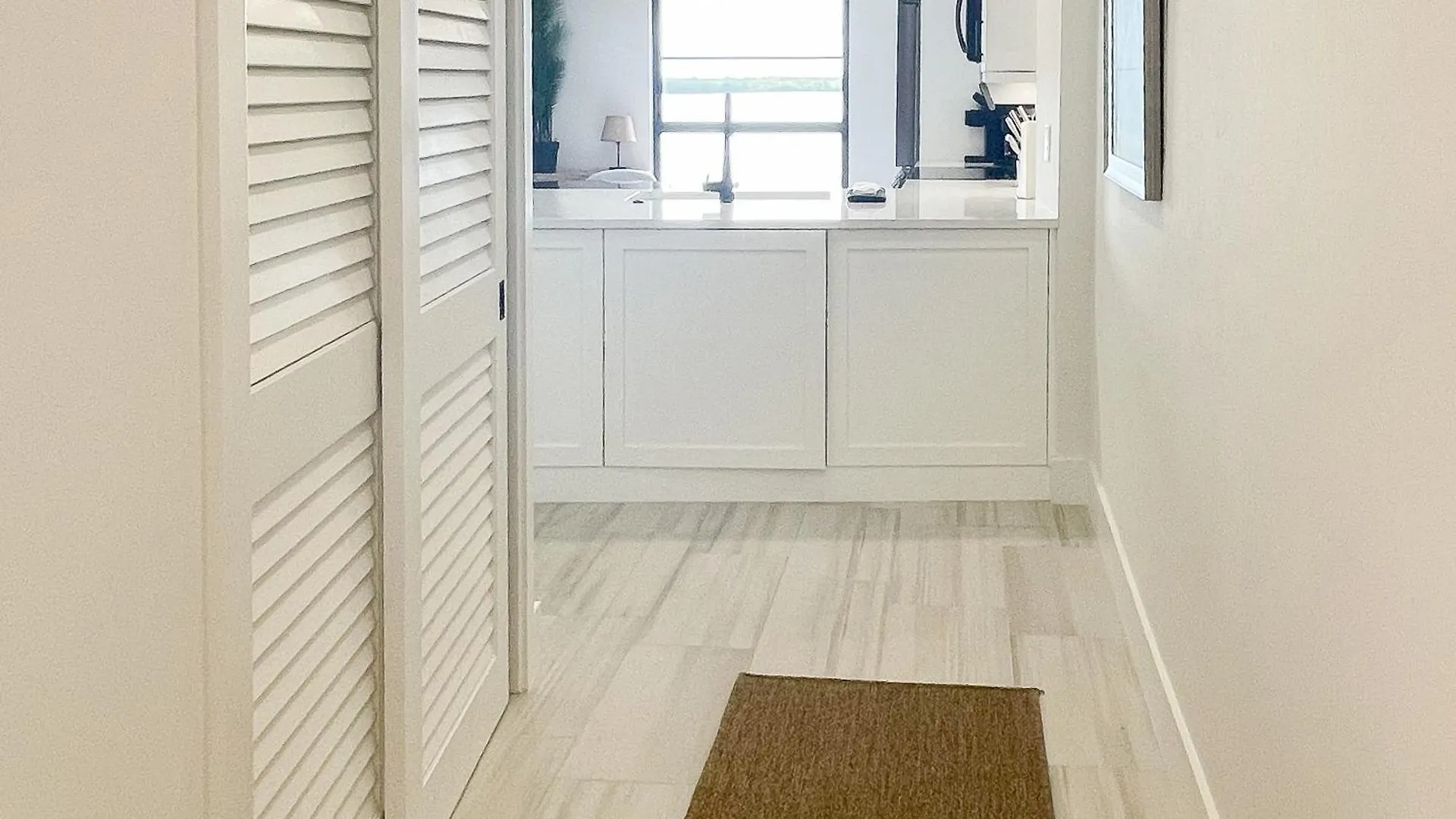 Sunny Days And Blissful Waves In Riverside Apartment Marco Island
