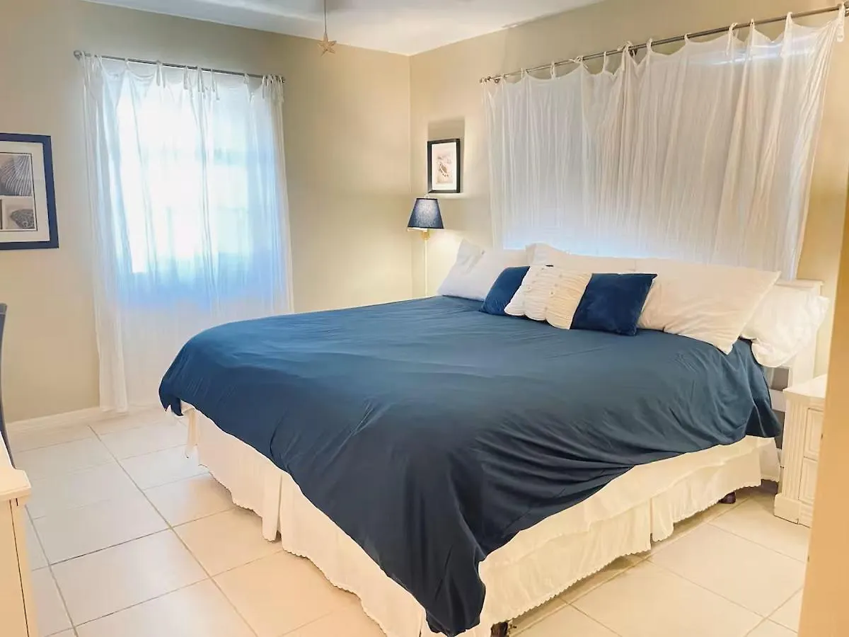 Short Walk To Access I Waterfront 3 Bed Holiday home Marco Island