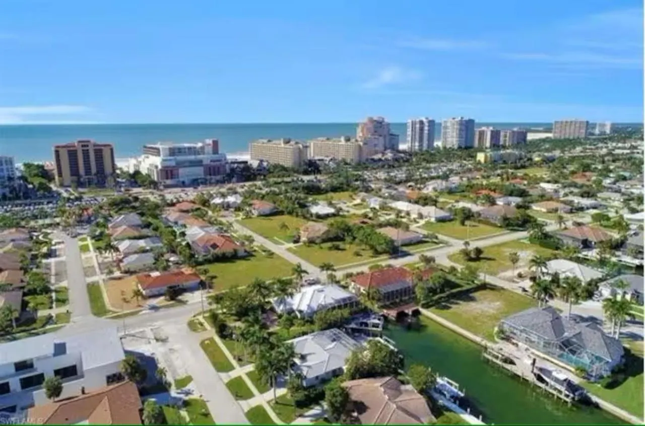 Short Walk To Access I Waterfront 3 Bed