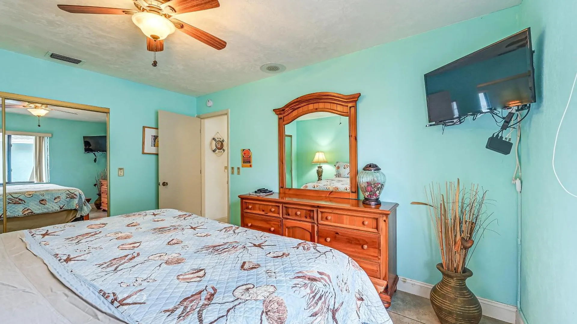 With Private Pool And Water Views! *