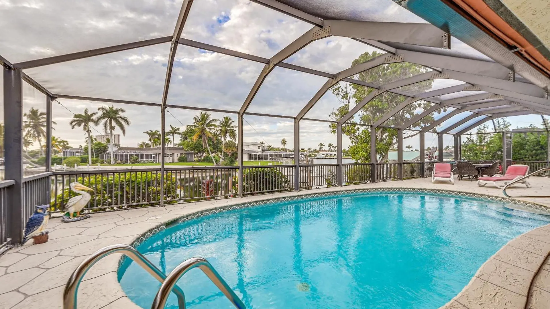 With Private Pool And Water Views! Holiday home