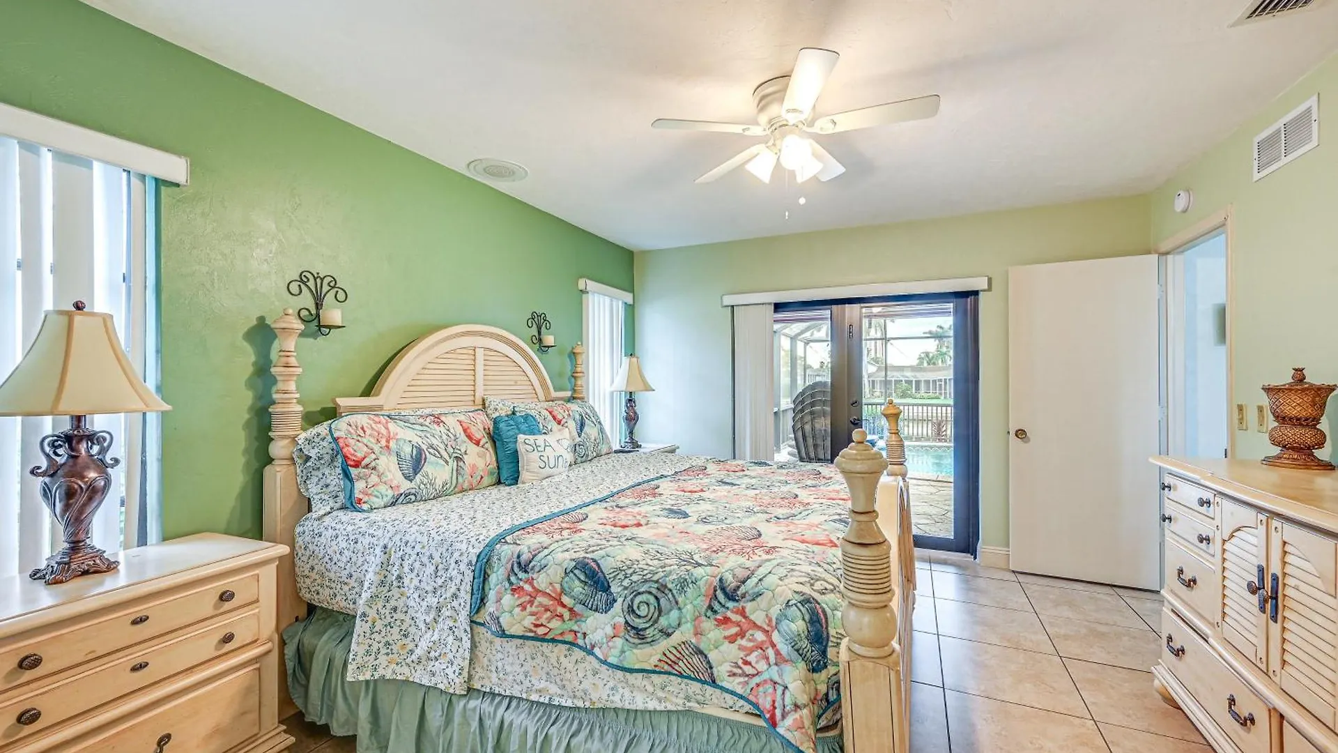 With Private Pool And Water Views! Holiday home Marco Island