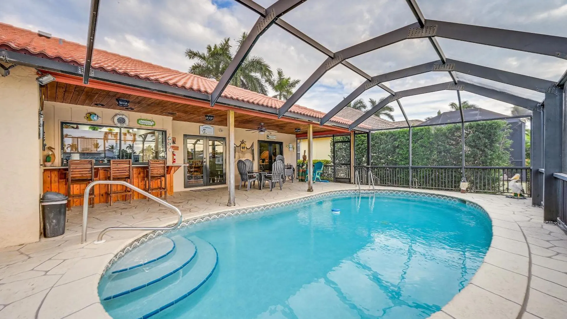 Holiday home With Private Pool And Water Views!