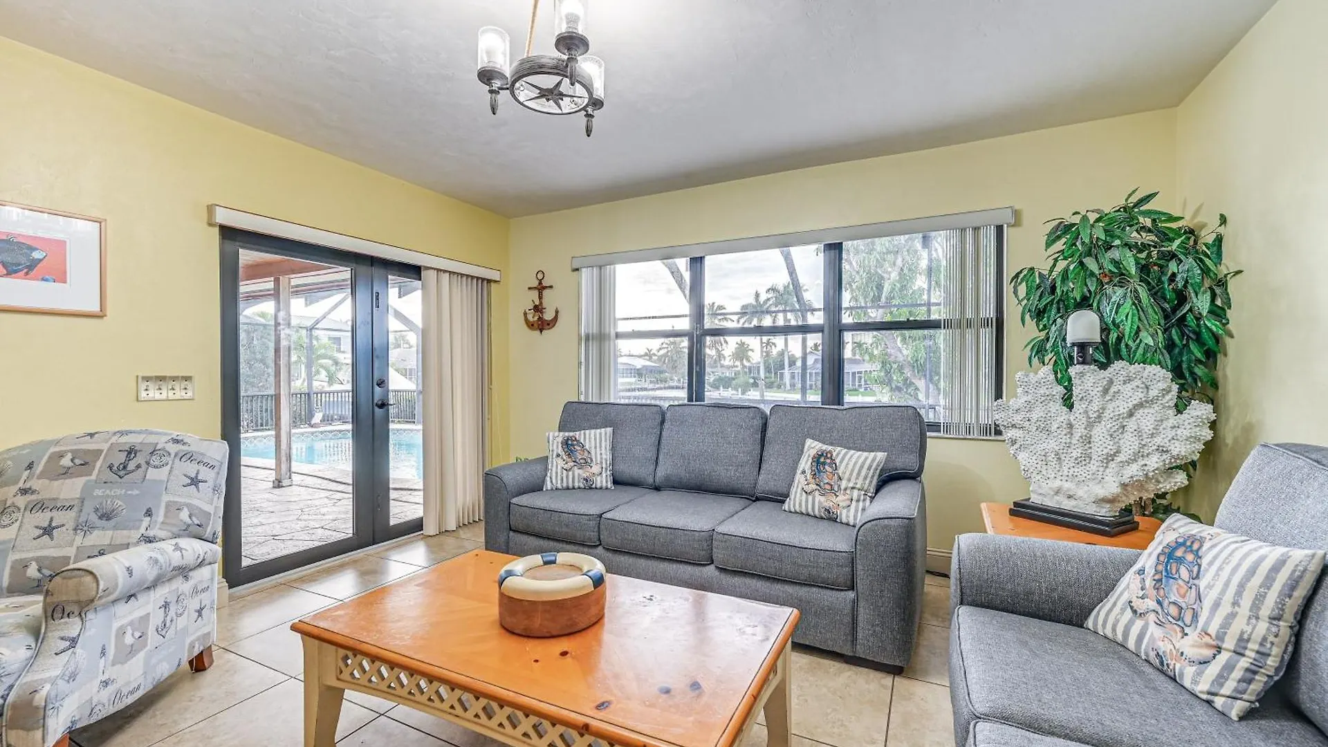 With Private Pool And Water Views! *
