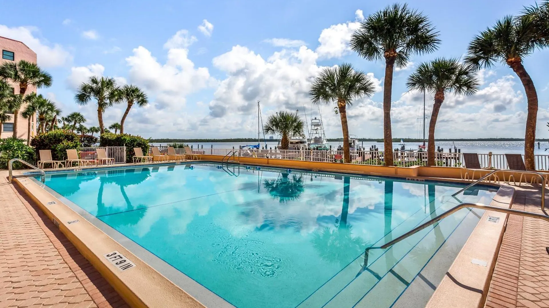 Retreat, Relax, & Repeat In Riverside Apartment Marco Island