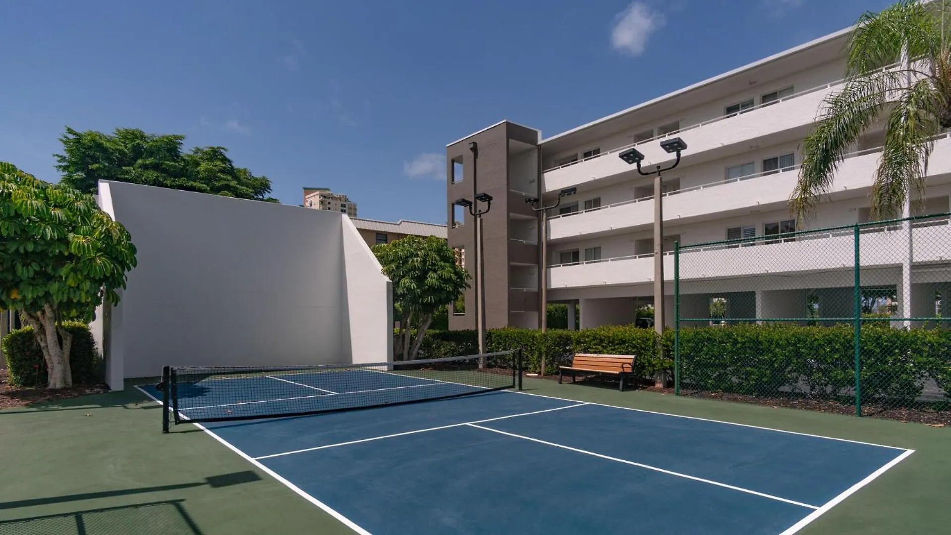 Apartment Club 406