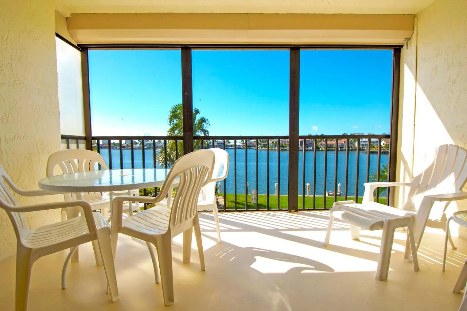 Bayside Club 207 ליבוניה