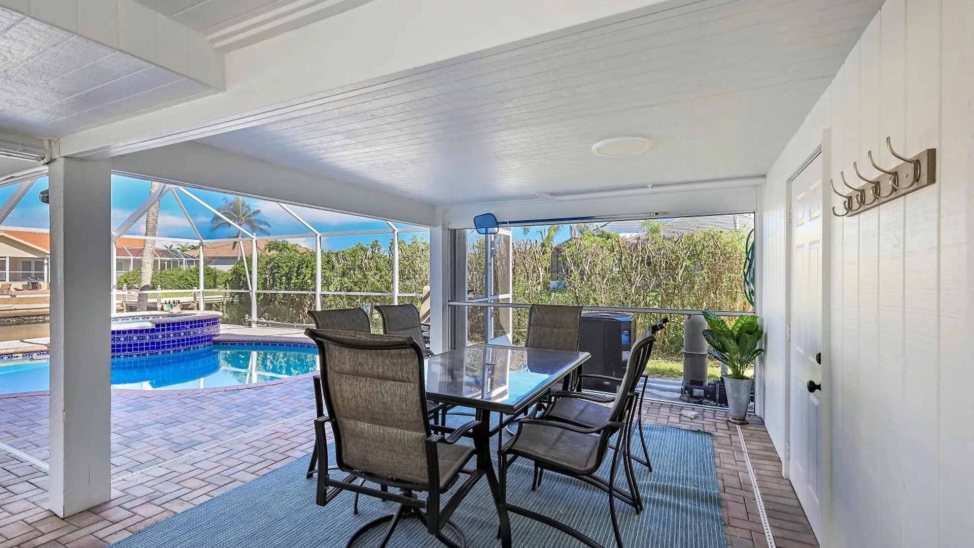A Splash Of Paradise I Waterfront 3 Bed On